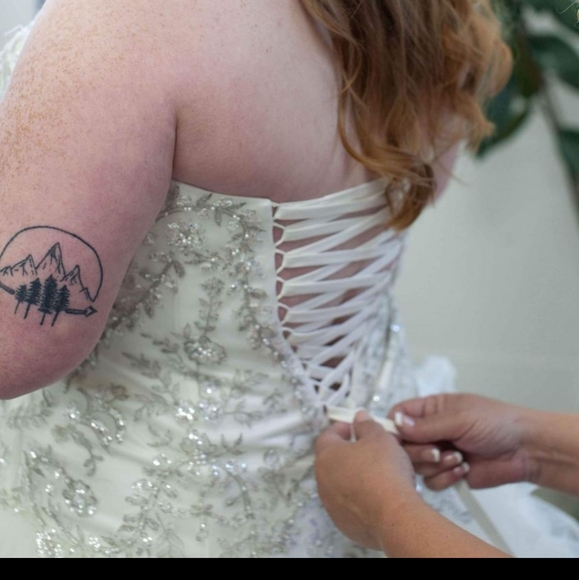David's Bridal Strapless Corset Tulle Wedding Dress with Ruffled Skirt Size 14 - Picture 3 of 6